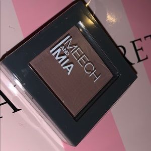 Taupe presses eyeshadow